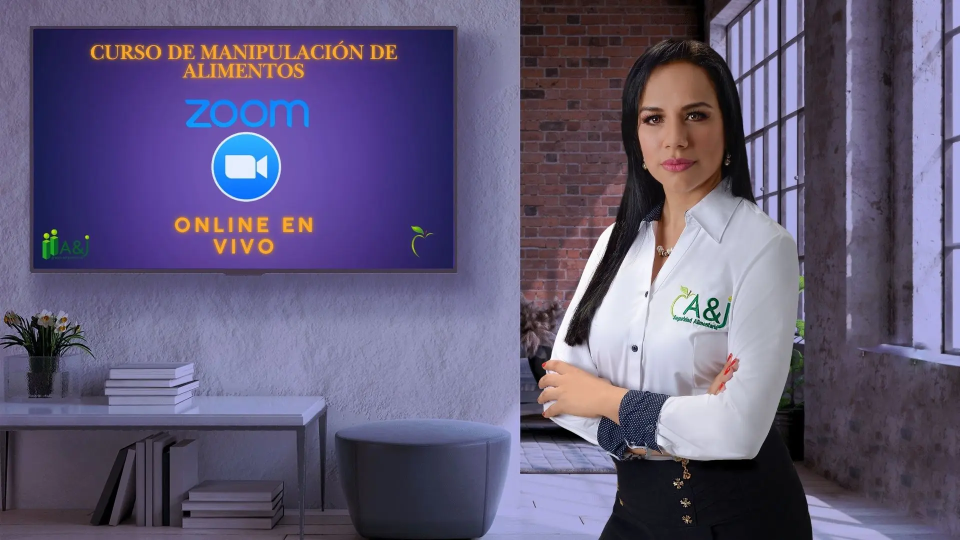 Una mujer está de pie con los brazos cruzados en una oficina. Detrás de ella, una pantalla muestra: "Curso de Manipulación de Alimentos, Zoom, Online en Vivo."